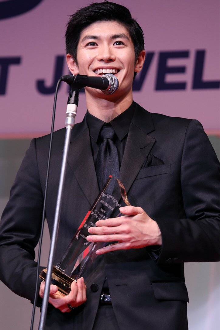 三浦春馬、高額ジュエリーで身を飾り「本当に興奮しています」