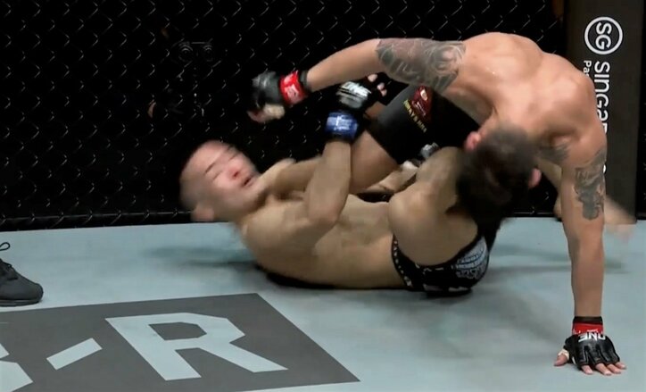 寝技の攻防で“顔面”キック、“一発”レッドに波紋 「悪意のある蹴り」ネット騒然