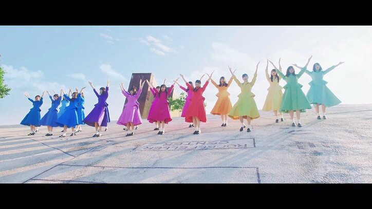 日向坂46がカラフルな衣装で歌い踊る『JOYFUL LOVE』MV解禁、監督は欅坂46『サイマジョ』MV手掛けた池田一真氏