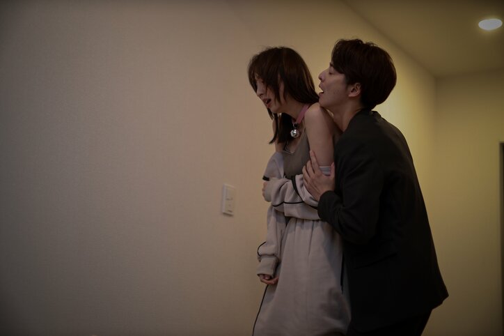 【写真・画像】不倫シーンで破壊されていく肉体…1話では歯を折り、2話では左手薬指！『離婚しない男』独特すぎる演出に注目　2枚目