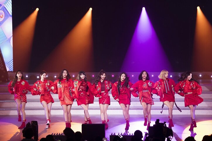 TWICEが東京公演で再び紅白のステージに 大人気TTポーズも披露