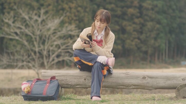 宇野実彩子、ルーズソックスにツインテの女子高生姿に反響