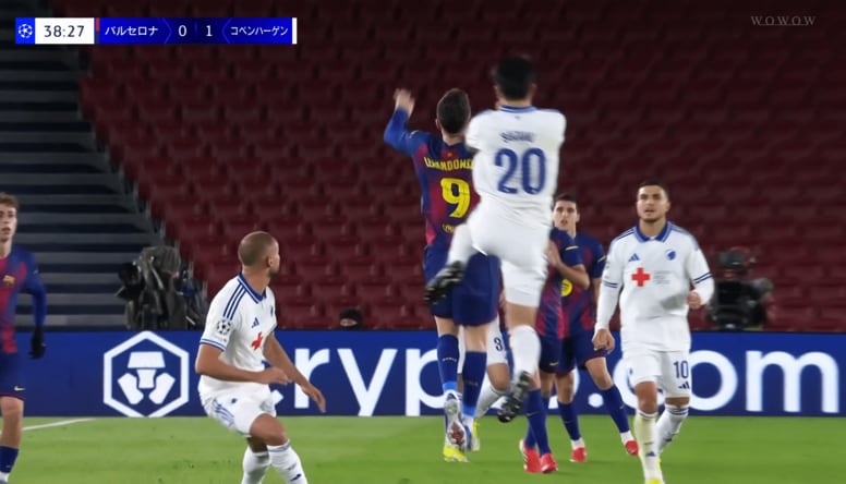 驚愕！日本代表DF、“大ジャンプすぎて警告”の珍事「跳躍力がすげえな」「モノが違う」鈴木淳之介がレヴァンドフスキに競り勝った瞬間