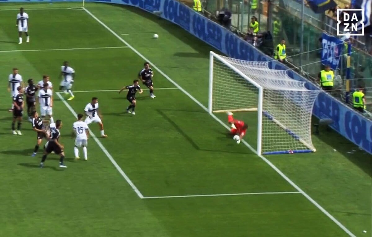 猫のように飛んだ！」鈴木彩艶の“奇跡のワンハンドセーブ”を現地