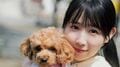 SKE48井上瑠夏、1st写真集の水着＆ランジェリーカットが公開 「絶対一緒に出演したい」愛犬との戯れショットも