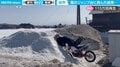 雪のジャンプ台に挑んだバイクを襲った衝撃結末 「電車で見たらダメなやつw」と話題