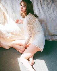 内田理央の美脚露わなオフショットに「超可愛い」「ビジュ神です」とファン絶賛