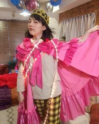 「いい決め顔してる～」のん、“わたしは部屋充”の王様姿公開に反響