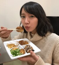 吉岡里帆、“たこ焼きフーフーショット”が可愛すぎると話題に