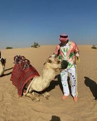 関口メンディー、砂漠でラクダと戯れる姿に反響「メンディーになついてる笑」「ちょー似合う」