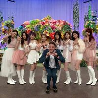 サバンナ高橋、NiziUとの集合ショットに「デレデレですやん」「いい顔してる」の声