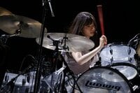 ドラムを叩く齋藤飛鳥