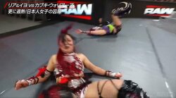 「やっちまった」「首大丈夫」日本人女子スーパースター、頭から場外に落下 あわやの場面にファンひやり