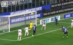 「なんてセーブだ！」鈴木彩艶、セリエA最強FWを止めた！強烈ヘッド弾を“右手１本”で防ぎ現地メディア称賛「素晴らしい反応」