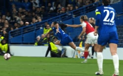 「本当にタチが悪い」女子CLの“髪ひっぱり”に英レジェンドが苦言…「VAR未介入は驚き」BBCは男子の退場事例を列挙