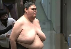 「足が細い」「ギャップすごい」巨漢力士の“ほっそり美脚”が話題 人気の“癒やし系”キャラが豪快な寄り切りで初日