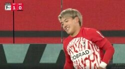 堂安律がイラッ… 半ギレするしかないファウルで潰された！激しいプレスに1人でドリブル突破を狙う　王者・バイエルンのレジェンドが手を出して止めるレベル