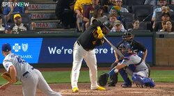 打ちに行ったボールが直撃！ 「一番恥ずかしいパターン」「踏んだり蹴ったり」“異次元”スライダーが引き起こした悲劇に同情の声