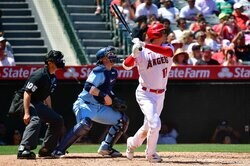 大谷翔平、自身初の「兜セレブレーション」をお披露目！高校の先輩・菊池雄星から今季第3号アーチを放つ