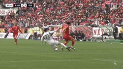 「これでイエロー？」スタジアム騒然！町田MF、後方からの全速力スライディングでイエローカード「カードは妥当」「審判次第じゃ一発レッドもあり得た」