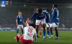 南野拓実がブチギレられた！「これは…」 ボックス内で転倒… 相手DFが“微妙なプレー”に大激怒「やってるなw」「キレすぎ」