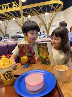  川崎希、ハリーポッターのカフェを満喫「食べるのもったいないくらい可愛い」 