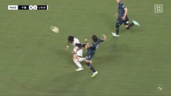 「足の裏みせてます」ハイキックが顔面直撃でイエローカード！「普通にレッドじゃね？」「これは故意ではない」危険なプレーにファン騒然