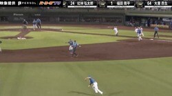 一体、何が起きた…？まさかの暴走→バックホームで両軍ファン混乱の衝撃シーン「カオスw」「登場人物全員おもろい」