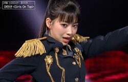 歌い出しから強烈なカリスマ性！16歳の日本人練習生、激しいダンス中に長い脚を使った脅威のハイキックに会場悲鳴！審査員「うますぎる、どうしよう」動揺