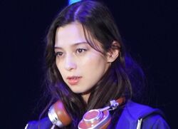 中条あやみ、“奇跡の9頭身”で圧巻のトップバッター！スタイルの良さが際立つロングドレスでランウェイを堂々闊歩、髪をかき上げる艶やかな仕草に悲鳴「オーラえぐい」『TGC 2024 S/S』