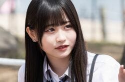 遠目からもわかる美少女っぷりに全員が釘付け！「めちゃくちゃかわいい」黒髪ロングの爆モテ福岡出身美少女に男子が騒然『今日好き』プサン編第1話