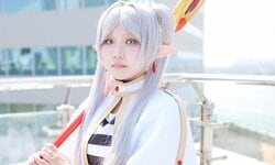 「本当にお姉さん？」フリーレンの年齢不詳顔に挑戦！『葬送のフリーレン』コスプレ
