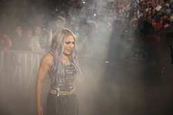 ステファニー・バッケルが歴史的ダブルチャンピオンに…ジュリア敗北でファン複雑「怪我が心配」