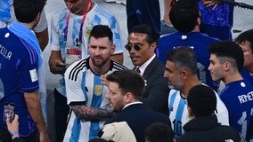 メッシも塩対応…！W杯優勝トロフィーの規則を破ったセクシー肉屋おじさんが炎上