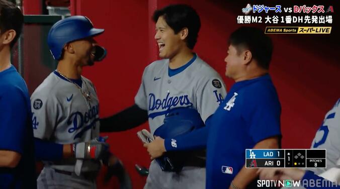 ベンチで「イチャイチャ」する大谷とベッツ