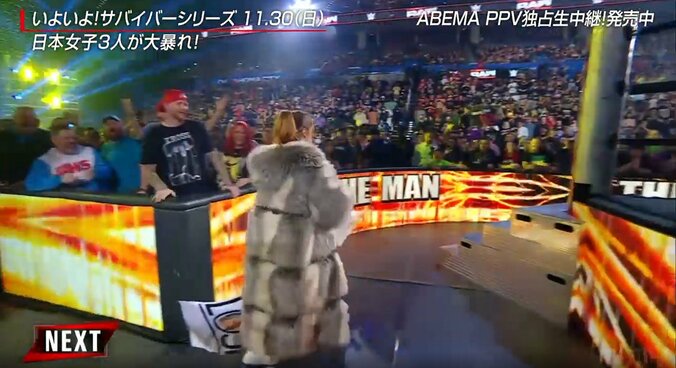 観客にイライラを爆発させるベッキー・リンチ