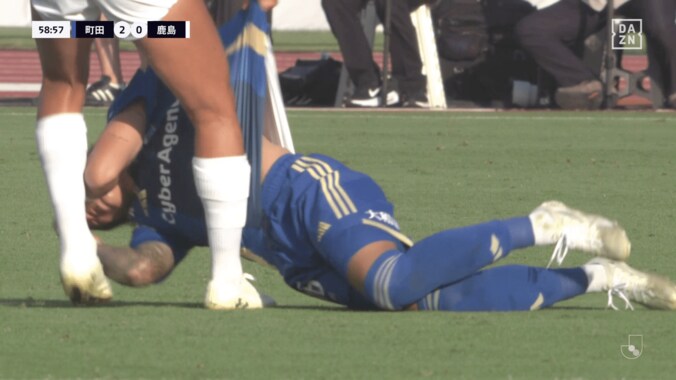 「イライラしちゃいかん」鈴木優磨の“無理やり引き起こし”に鹿島ファン騒然！「カード出てもおかしくないよ」倒れた相手のユニホームを掴んで離した瞬間 2枚目