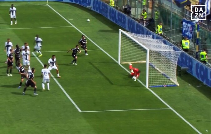 【写真・画像】「ブラボー！」鈴木彩艶の“超反応ミラクルセーブ”に現地ファン驚嘆「若林源三だ」「すごいGK」セリエA公式厳選のスーパープレー２連発　1枚目