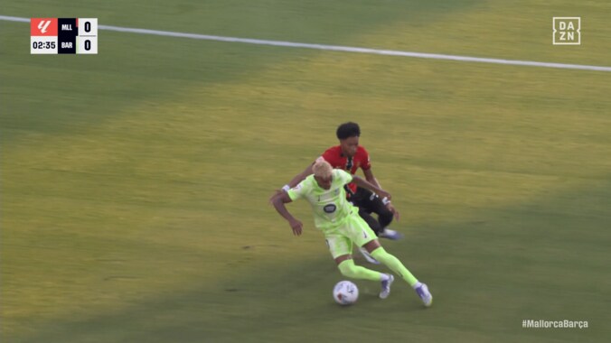 「なんだこれ…」バルサ新10番の“悪魔のドリブル”に世界騒然！「異次元」「また速くなった？」爆速の縦突破→股抜きの一部始終 4枚目