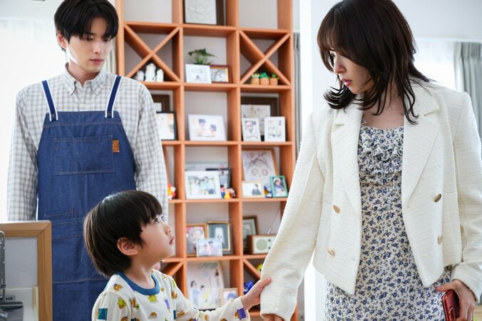 【写真・画像】余命宣告の夫を放置、息子のお迎えを義妹に押し付け不倫相手の元へ… 美月（桜井日奈子）が“モンスター”の片鱗をのぞかせる『余命3ヶ月のサレ夫』第1話　2枚目