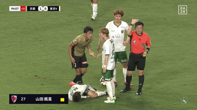 「完全に赤相当だな」背後からの“蟹ばさみタックル”に転倒悶絶！元チームメイトの危険スライディングにファンは「古巣相手にとんでもない」 3枚目