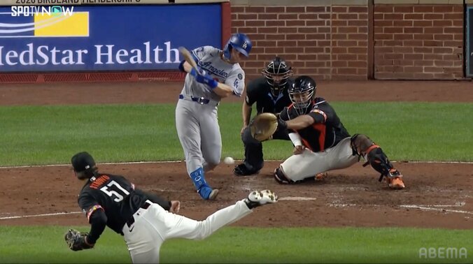 ド軍激震！ ラッシングの負傷退場に大谷翔平も沈痛な面持ち ロバーツ監督の肩を借りダグアウト奥へ…球団は“打撲”と発表、捕手離脱相次ぐ 2枚目