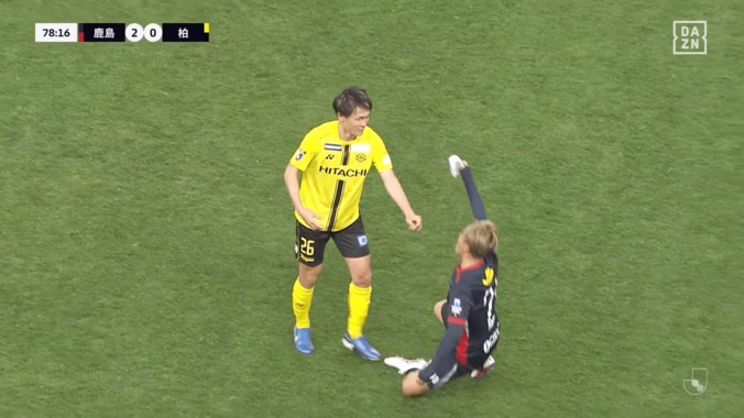 スタジアム騒然！「大根役者」鹿島MFの“したたかな時間稼ぎ”「じゃれてただけw」「ふてぶてしいねー」元同僚に小突かれ大げさ転倒の茶番劇 3枚目