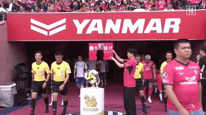 Jリーグ審判団も吹き出す！芸人ジェラードンの“角刈り通り抜け”にサッカーファン大爆笑「シュールすぎるw」「なんでこんなに面白いの」 3枚目