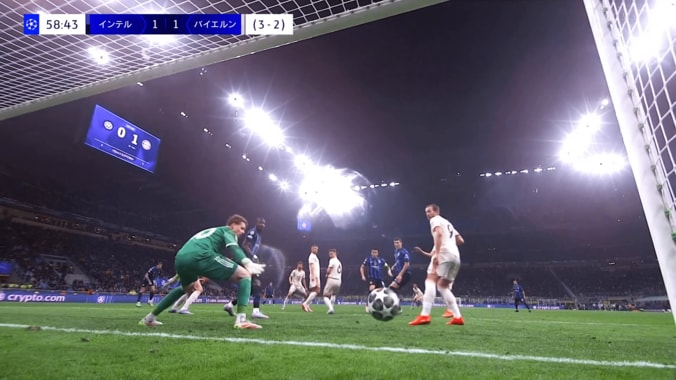 人間離れ！インテル10番の“超反応ゴラッソ”にSNS騒然「振りが速すぎる」「バケモノだ」「どうやってんの…」 2枚目