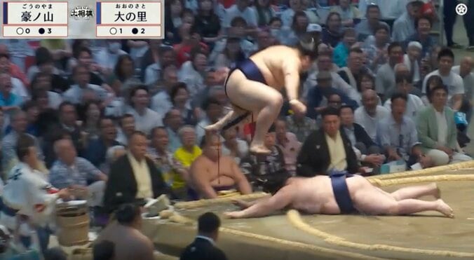 まさか!横綱・大の里が早くも3敗…物議を醸した瞬間に「以前はOKだったのに」「アリにしちゃうと後々ね」など様々な声 4枚目