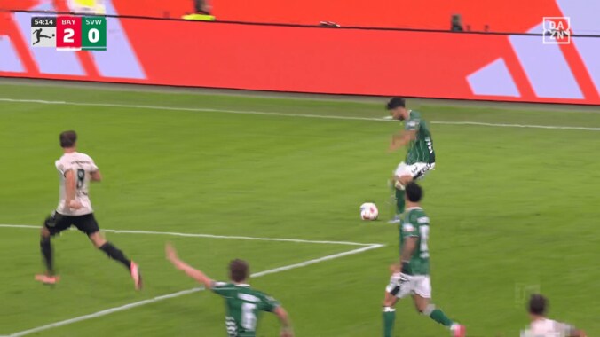 ファン沸騰！ 日本代表DFがバイエルン戦で決定機演出「ファーストタッチが素晴らしい」「攻撃はトップクラス」菅原由勢が完璧トラップ→高速クロス 2枚目