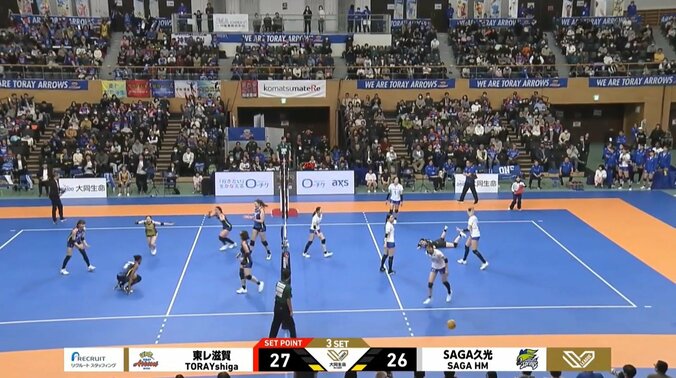 駆け寄るチームメイト