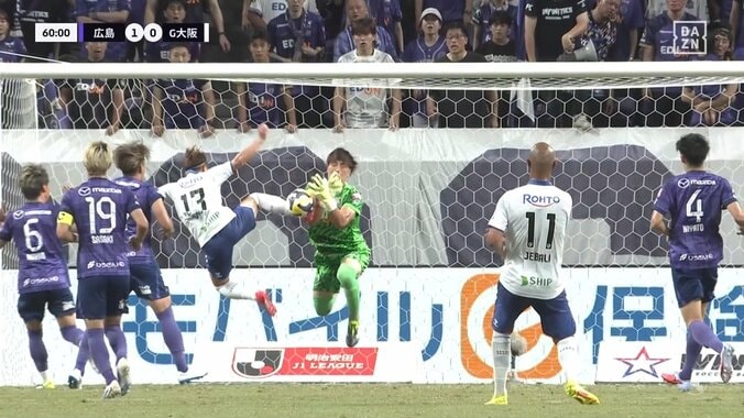 「またレッドかよ」G大阪MF、危険な“ライダーキック”で一発退場「非常にリスキー」「やっと精算したのに」2試合連続の退場処分にファンは厳しい声 4枚目