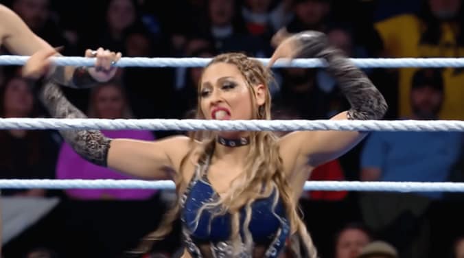 イヨのポーズを真似して変顔のジュリア